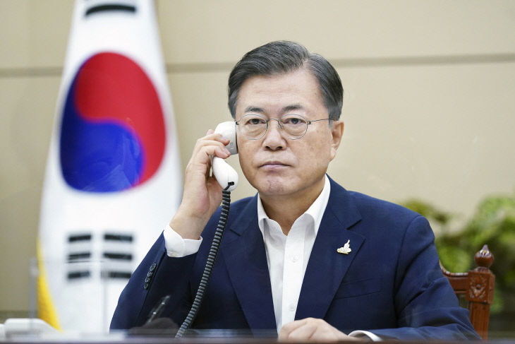 문 대통령, 일본 총리와 전화 회담<YONHAP NO-4629>