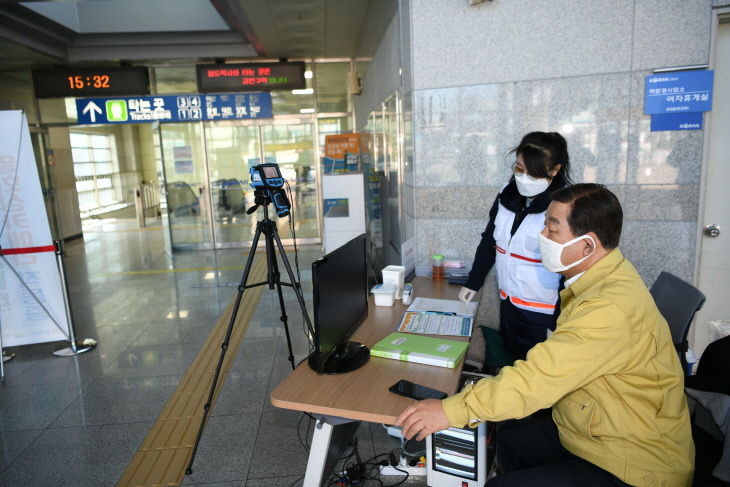 보도자료03_황선봉 군수가 열화상카메라 운영을 점검하는 모습