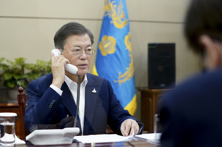 문 대통령, 일본 총리와 전화 회담<YONHAP NO-4631>