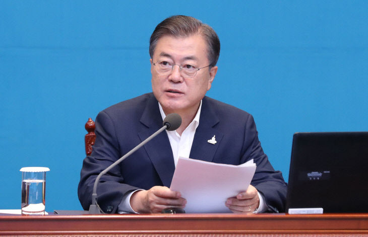 수석·보좌관 회의에서 발언하는 문 대통령<YONHAP NO-3201>