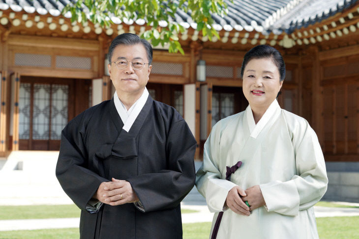 추석 인사 전하는 문 대통령<YONHAP NO-1334>