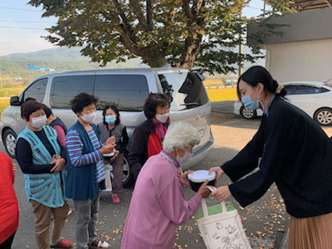 치매안심마을에 ‘기억품은 꾸러미’ 전달 3