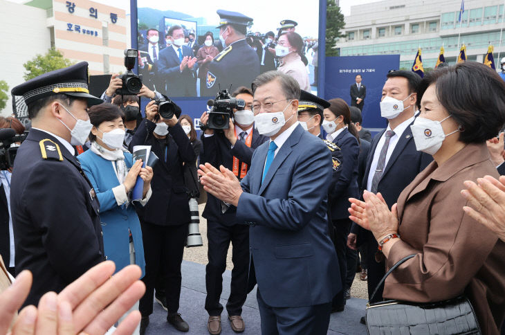 공상 경찰관 격려하는 문 대통령<YONHAP NO-3424>