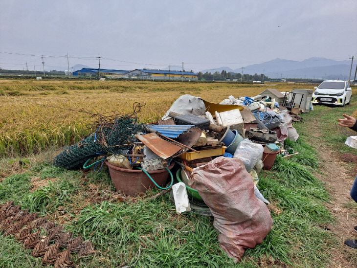 보도자료07_봉산면내 독거노인 가구 청소 봉사활동 모습 02