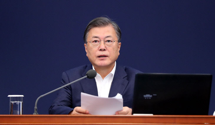 수석·보좌관 회의 주재하는 문 대통령<YONHAP NO-4076>