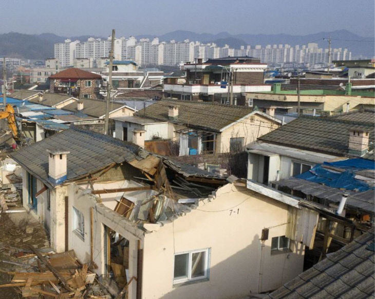 2018년 사업 전 폐가로 변한 영천동 철도관사 전경