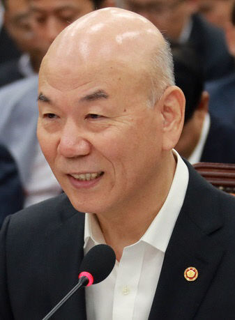 답변하는 이효성 방송통신위원장
