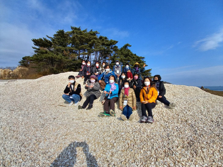 소야도 굴껍데기더미에서