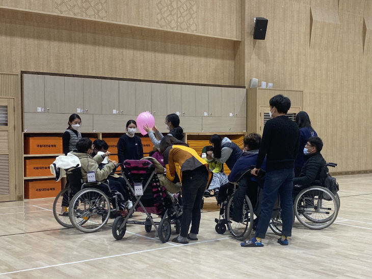 사진2(장애인 가족 초청 휴식지원 프로그램 진행)