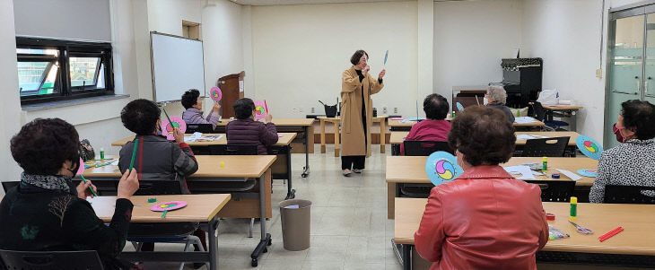 장구 교구 제작 활동 및 시연 활동 사진