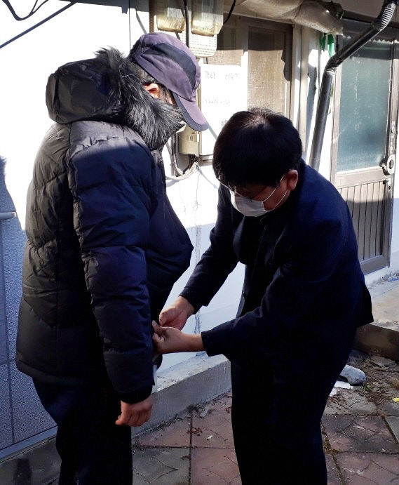 03-1 감곡면 방한복 지원(오른쪽 정동혁 감곡면장)
