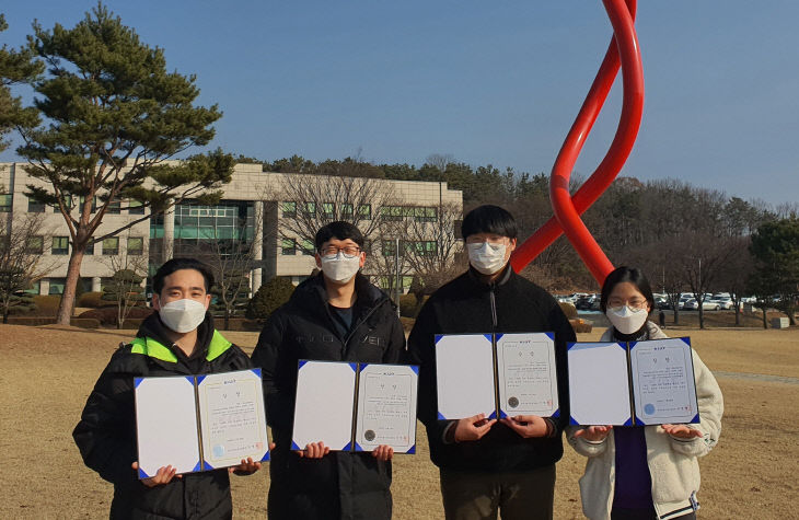 (사진) 한국산업기술진흥원 원장상을 수상한 Koreatech팀