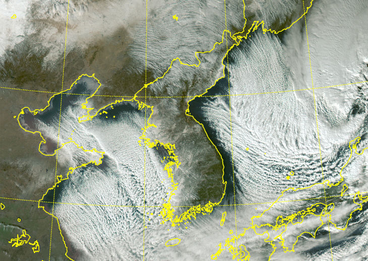 한파 속 눈구름에 둘러싸인 한반도<YONHAP NO-5462>