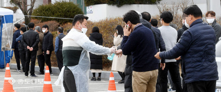 20210125-집단감염 발생에 선별진료소 북적