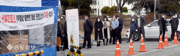 20210125-집단감염 발생에 선별진료소 북적3