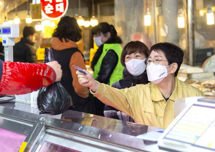 1. 박정현 대덕구청장, ‘설맞이’전통시장 방문