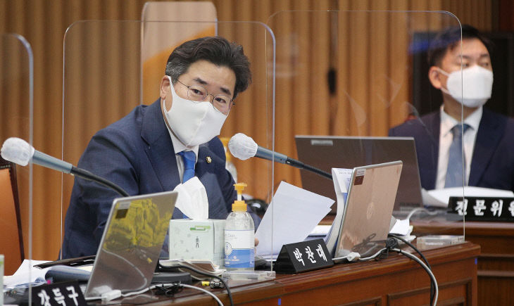 질의하는 박찬대의원