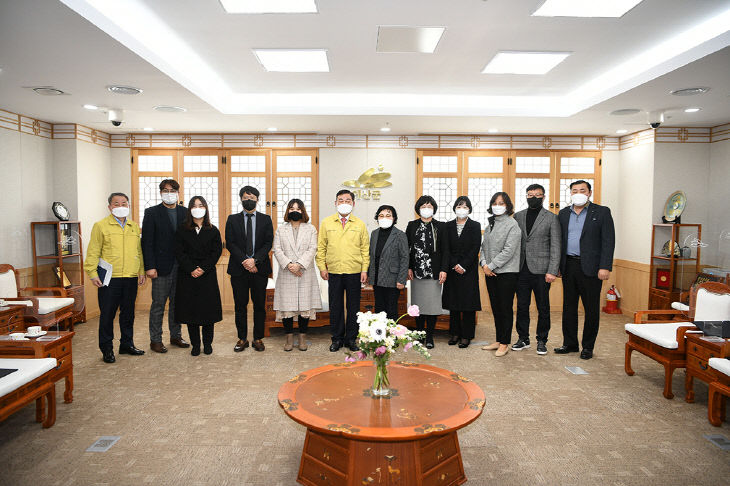 보도자료05_보육정책위원회 위촉장 수여 기념촬영