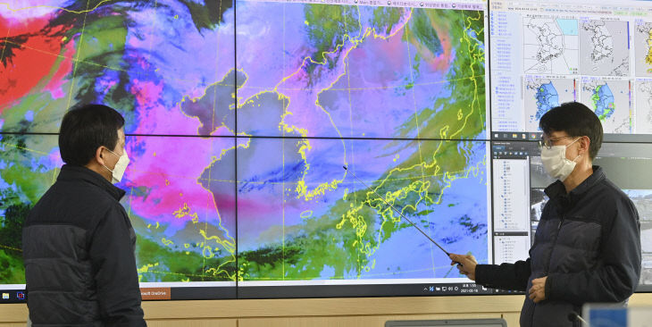 황사 분포도 분석하는 예보관들<YONHAP NO-2955>