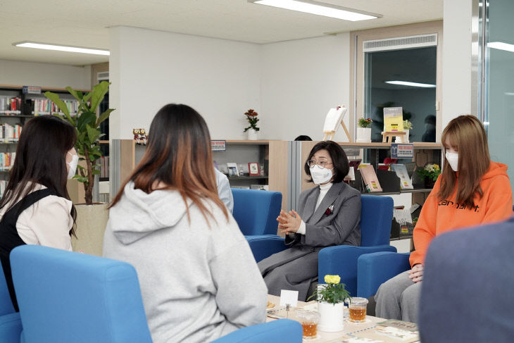 은 시장이 입주민과 차담을 나누고 있다.(2)