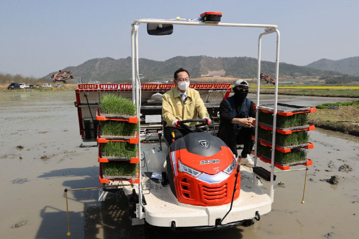 7-첫 모내기 AB6I6173