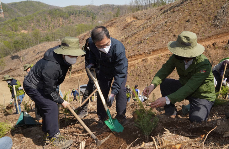 사진1_최병암 산림청장(가운데) 탄소중립의 숲 조성 나무심기