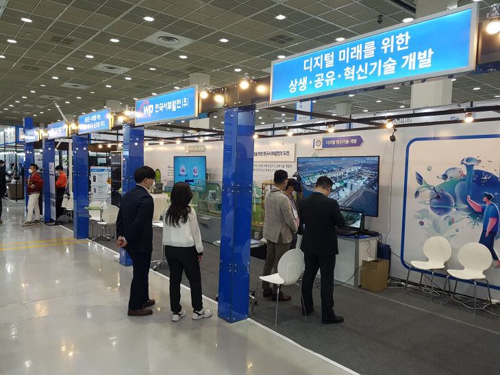 관람객들이 서부발전 홍보관을 둘러보고 있다