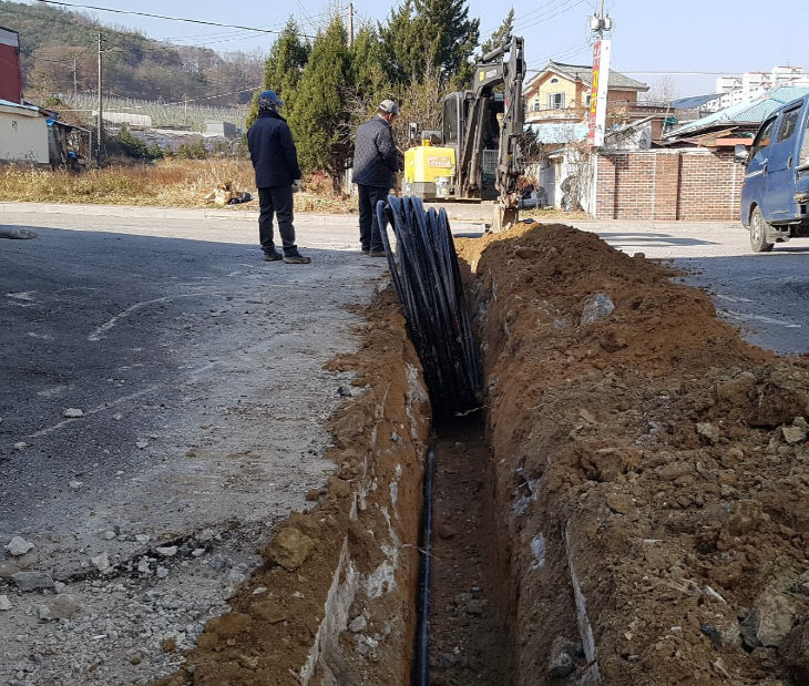 응봉면 노화1리 소외계층 급수관로 설치사업 모습