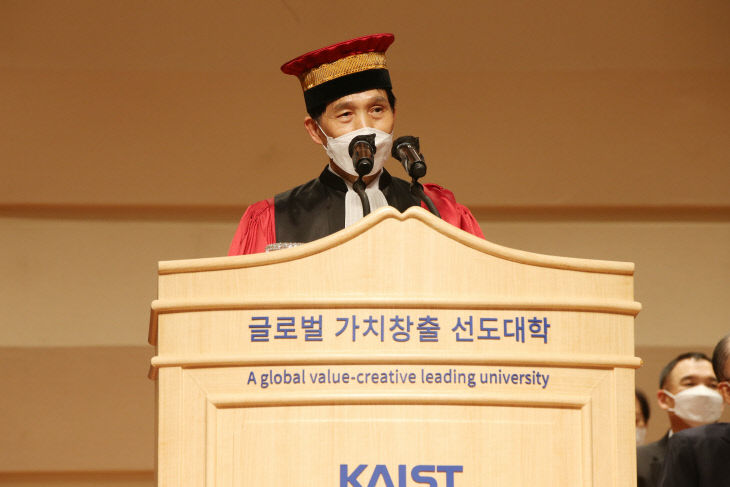 취임식에서 향후 50년 비전을 발표하는 이광형 총장