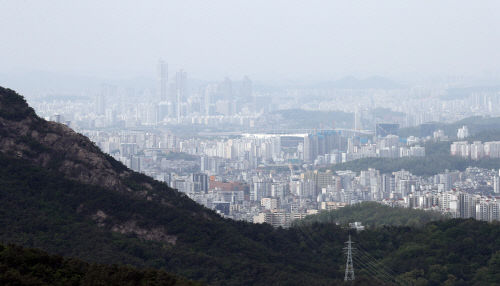 일교차로 옅은 안개가 낀 서울 도심<YONHAP NO-4739>