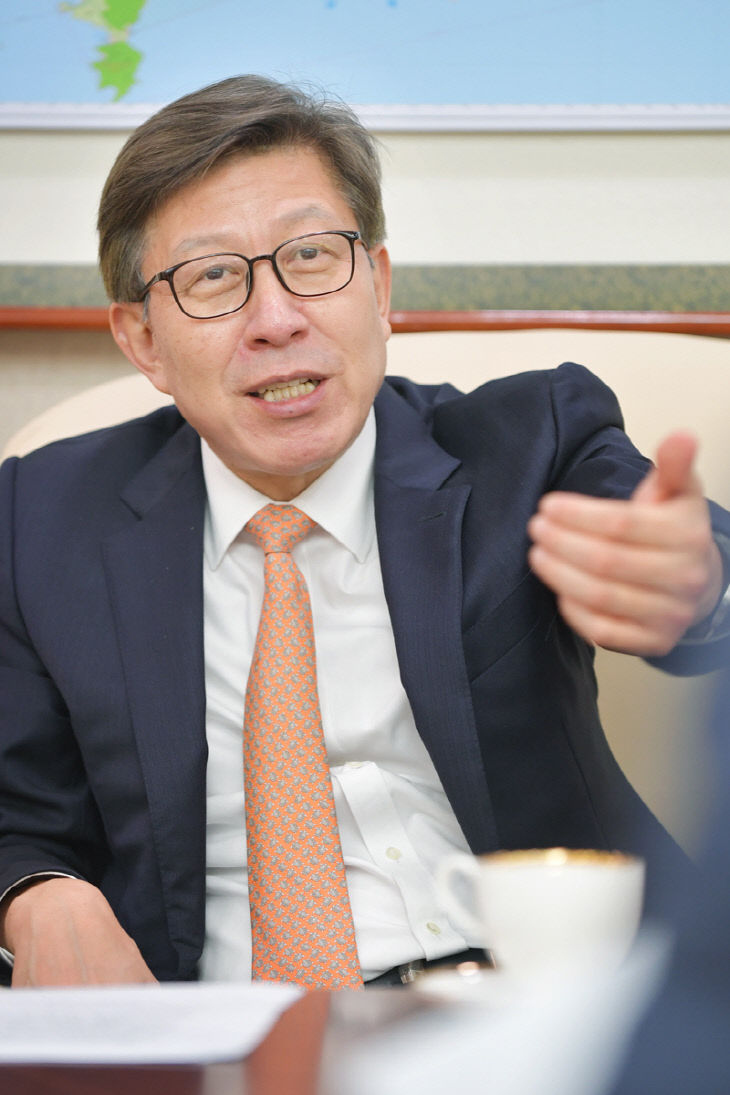 20210520 인터뷰(집무실) 03