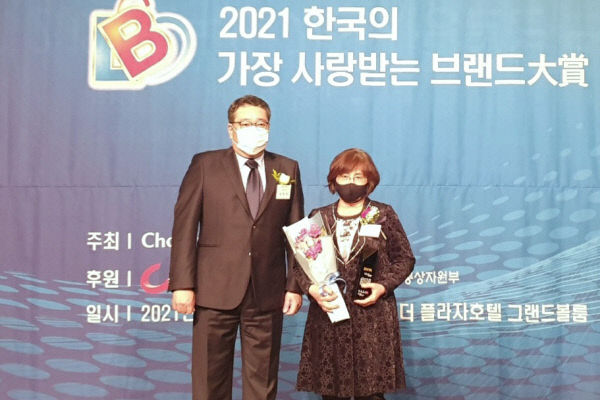 김영수 조선비즈 대표이사와 기념사진을 찍고 있다