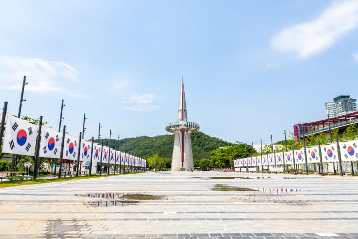 사진1(엑스포과학공원 물빛광장에 태극기 설치)