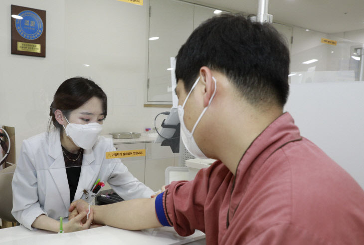 1-4.(사진)과로사 고위험군 검진_ 채혈