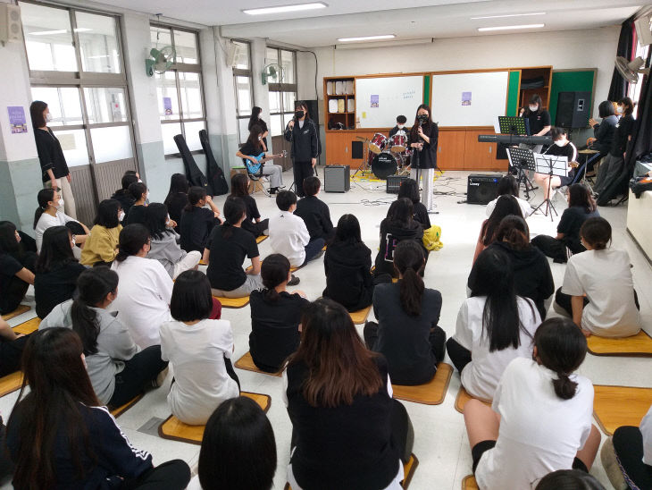 사진1 보컬 동아리 가온누리의 버스킹 활동 모습