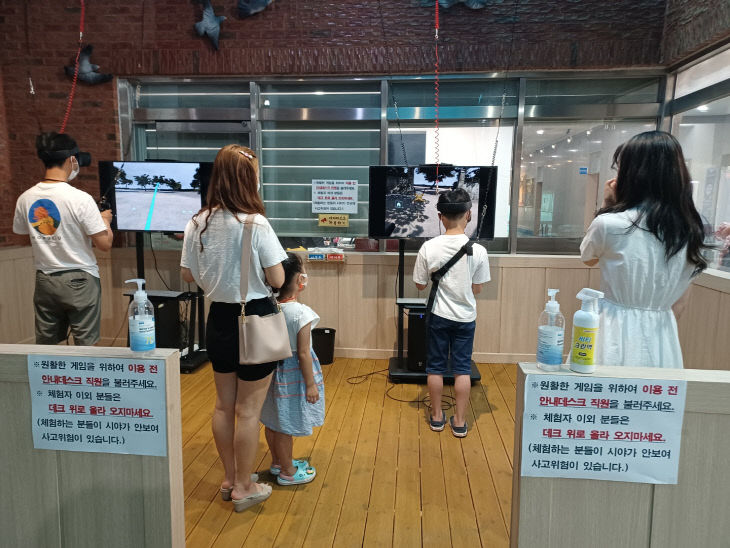 2.윤봉길의사기념관에서 가족단위로 VR체험을 진행하는 모습2