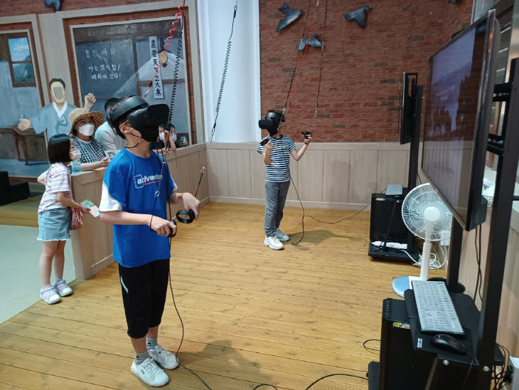 2.윤봉길의사기념관에서 가족단위로 VR체험을 진행하는 모습1