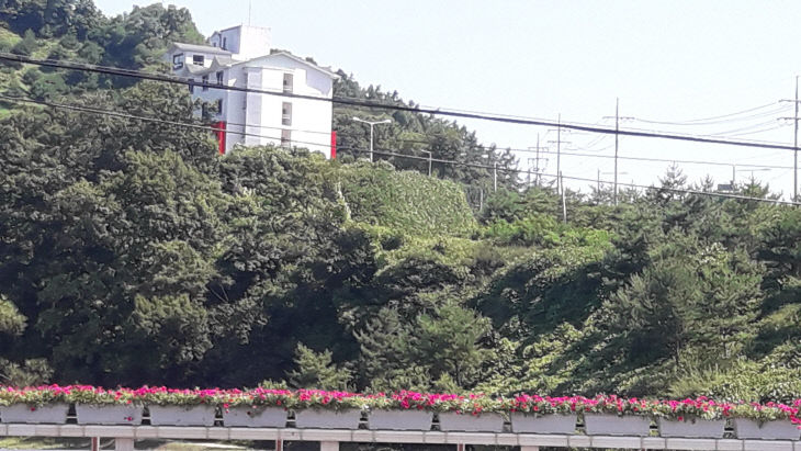 현재 리모델링 중인 몽드레 언덕