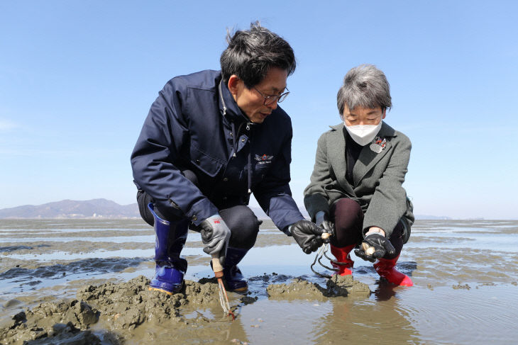 전 문화재청장에게 고창갯벌을 설명하고 있다