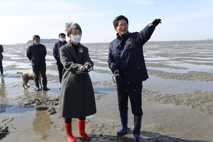 전 문화재청장에게 고창갯벌을 설명하고 있다(1)