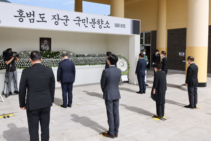 허태정 시장, 대전현충원 찾아 홍범도 장군 추모03