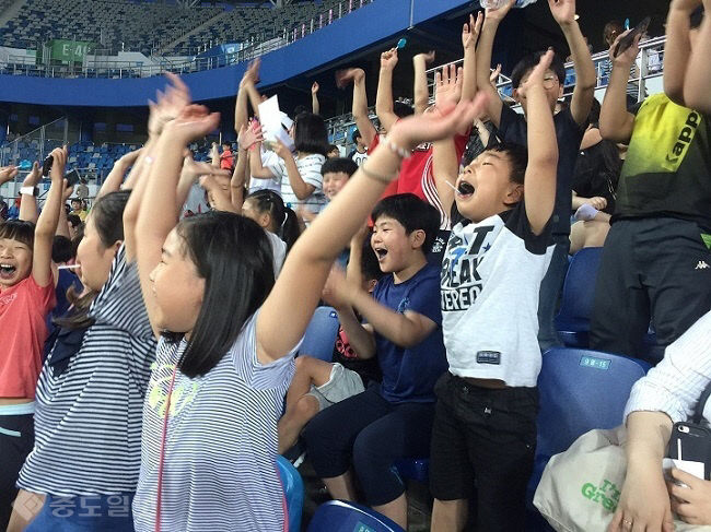 잇츠대전 축구대회를 관람하는 어린이들