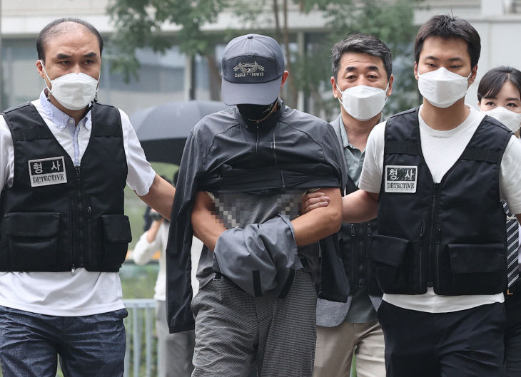 법정 들어서는 강모씨<YONHAP NO-2661>