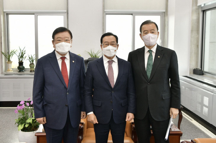 왼쪽부터 김석환 홍성군수 이종배 예결위원장 홍문표 국회의원