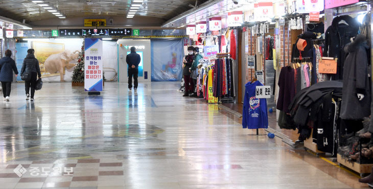 20211128-확진자 증가에 한산한 도심