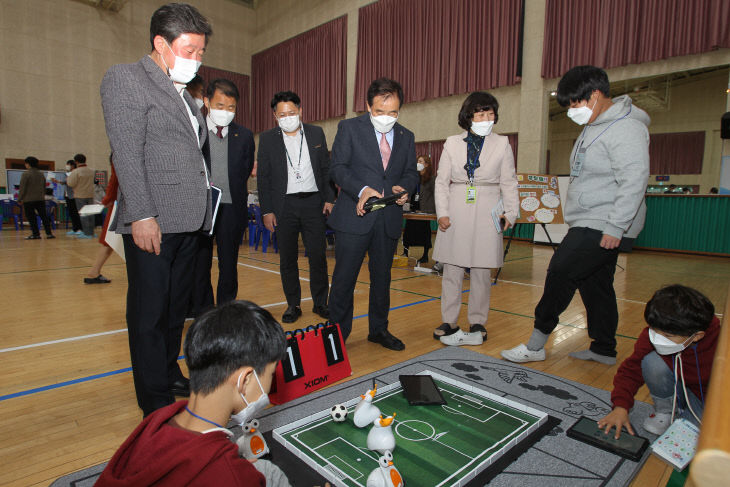 송기섭 진천군수 인공지능 영재학급 수업 참관1