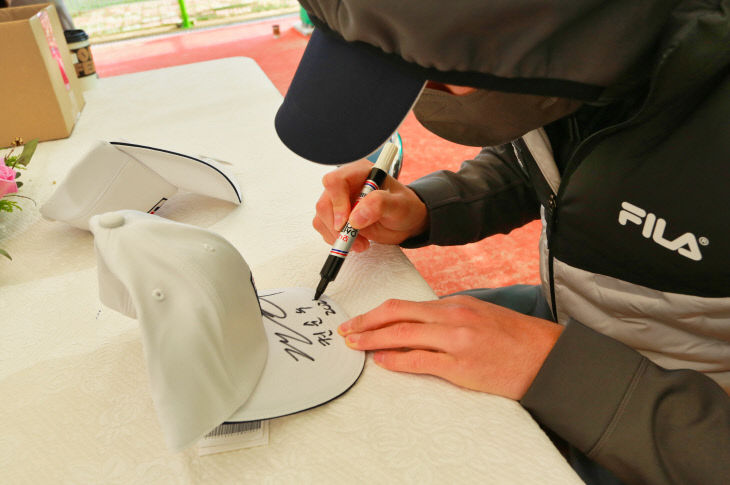 사본 -싸인하는 권순우 선수 사진