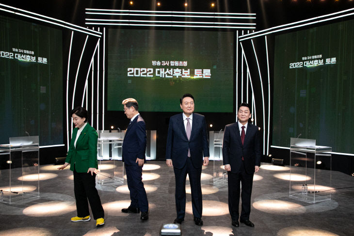 자리로 돌아가는 대선후보<YONHAP NO-4720>