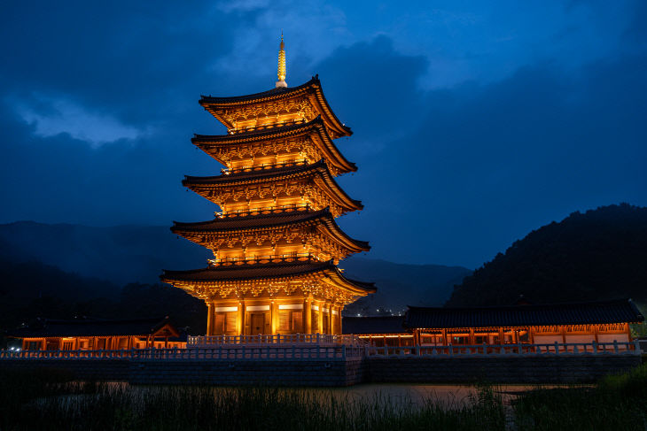 (2-1)김천사명대사공원_평화의_탑_사진교체(야경)