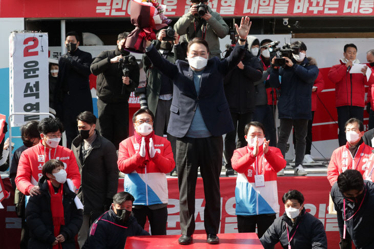 서산 지지자들 향해 윤석열 인사<YONHAP NO-2327>